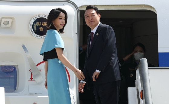 취임 첫해인 2022년 6월 30일 당시 윤석열 대통령과 김건희 여사가 스페인 마드리드에서 열린 북대서양조약기구(NATO) 정상회의를 마치고 귀국길에 오르는 모습.그 누구도 3년여 뒤 이들의 극적인 몰락을 예상하지