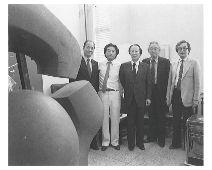 1982년 서울대 작업실에서 포즈를 취하고 있는 최만린(왼쪽 둘째부터),최순우,이경성,서세옥.[사진 이정훈]