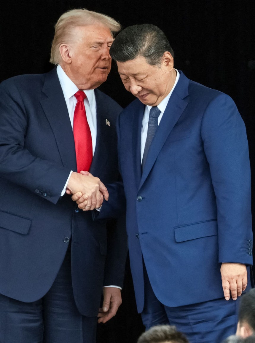 트럼프 미국 대통령(왼쪽)과 시진핑 중국 국가주석이 지난해 10월 30일 부산에서 열린 정상회담을 마친 뒤 귓속말을 나누고 있다. [중앙포토]