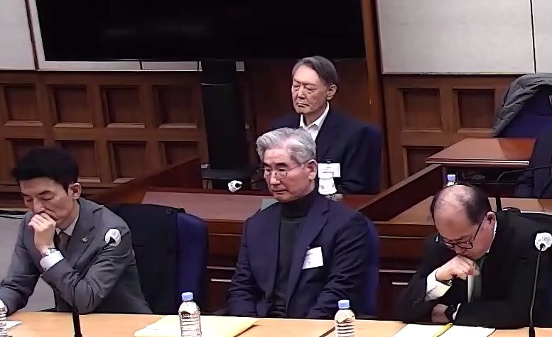 윤석열 전 대통령이 지난 19일 서울 서초동 서울중앙지방법원에서 열린 내란 우두머리 혐의 1심 선고기일에 참석해 지귀연 판사의 판결문을 듣고 있다. 앞쪽 가운데는 김용현 전 국방부 장관. [뉴시스]