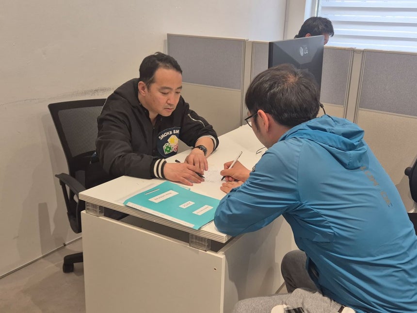 지난 15일 한국정신장애인자립생활센터에서 방문객이 정신건강 상담을 받고 있다. 원동욱 기자