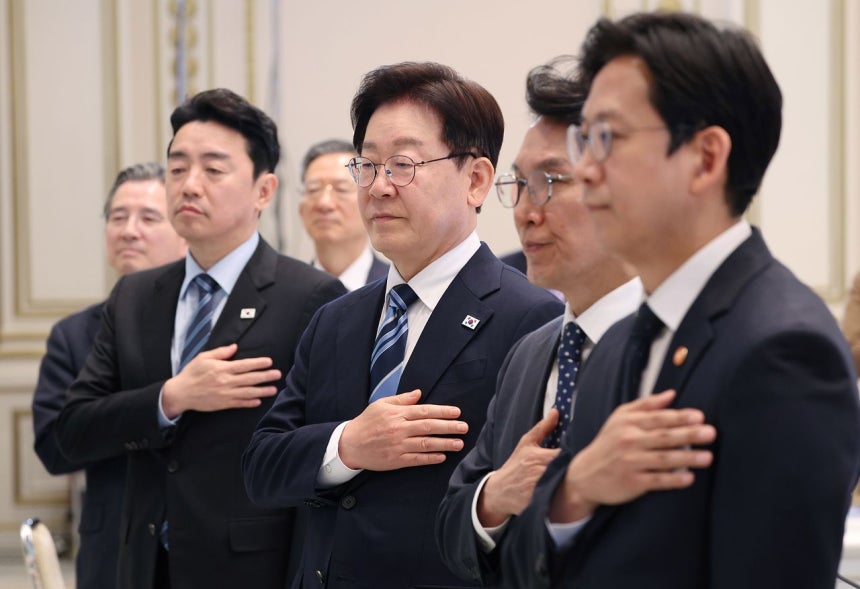 이재명 대통령이 17일 청와대에서 열린 공공기관 및 유관기관 업무보고에 앞서 국민의례를 하고 있다. 이 대통령은 모두발언에서 공직자들이 어떻게 행동하느냐에 따라 국가의 운명이 바뀐다며 공직자들의 책임 있는 태도를 강