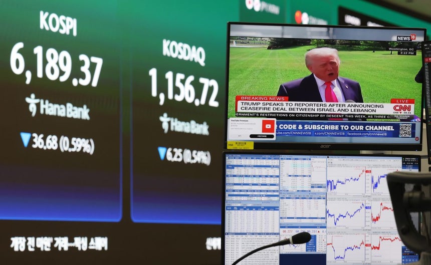 17일 코스피가 0.55% 내린 6191.92로 마감했다. 이날 오후 서울 중구 하나은행 딜링룸 모니터에 코스피 지수가 표시되고 있다. [뉴시스]