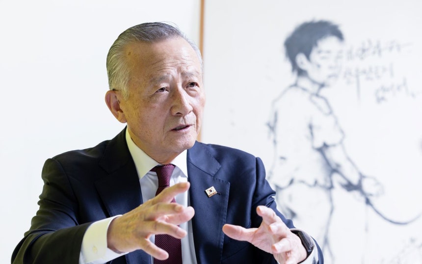 지난달 29일 김석우 북한인권시민연합 이사장은 최근 비무장지대 지뢰 폭발사고에 대한 정부 대응에 대해 "너무 북한의 눈치를 보고 있다"며 "북한에 잘못된 건 잘못됐다고 말하고 원칙대로 대응한다는 명확한 메시지를 낼 