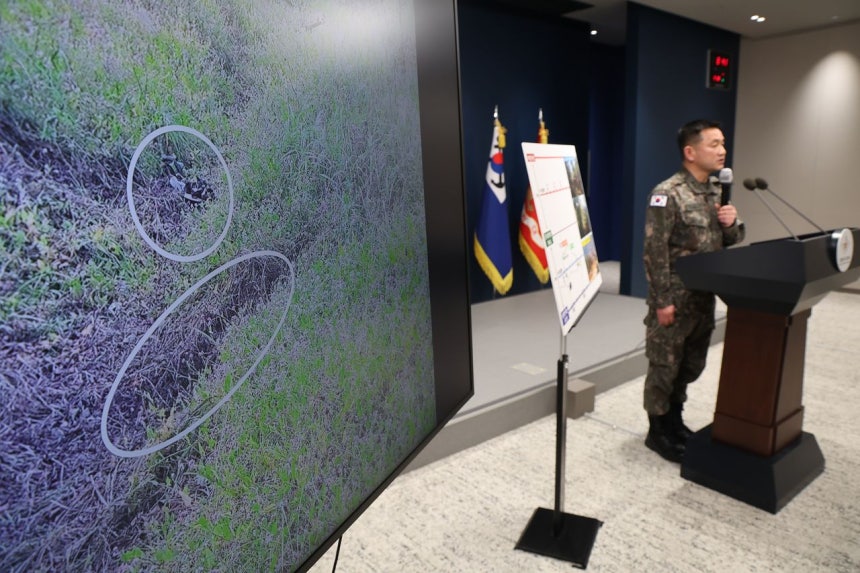 양진혁 합동참모본부 작전부장이 지난달 28일 오후 서울 용산구 국방부에서 DMZ 지뢰 폭발 사고 당시 상황과 관련한 중간 조사 브리핑을 하고 있다.원 안은 지뢰폭발 화구(火口).[뉴시스]