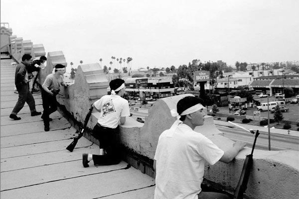 폭동 둘째 날인 1992년 4월 30일 미국 LA 코리아타운 웨스턴가의 상가 지붕에서 한인들이 약탈에 대비하는 모습.[사진 푸른역사]