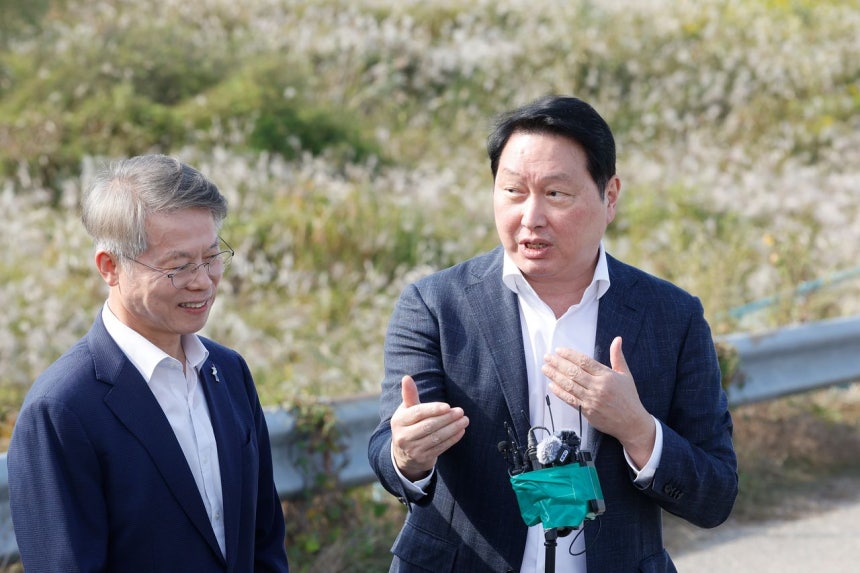 9일 최태원 SK그룹 회장(오른쪽)은 광주 군공항 부지를 찾아 "(호남 반도체 공장을) 지을 수 있는 상황이 된다면 가장 빠른 속도로 하겠다"며 "전력·용수 공급이 늦는다 해도 타이밍을 빨리 맞출 수 있다면 먼저 공