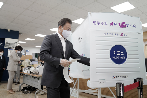 【画像】韓国総選挙の投票用紙が長すぎて大問題に