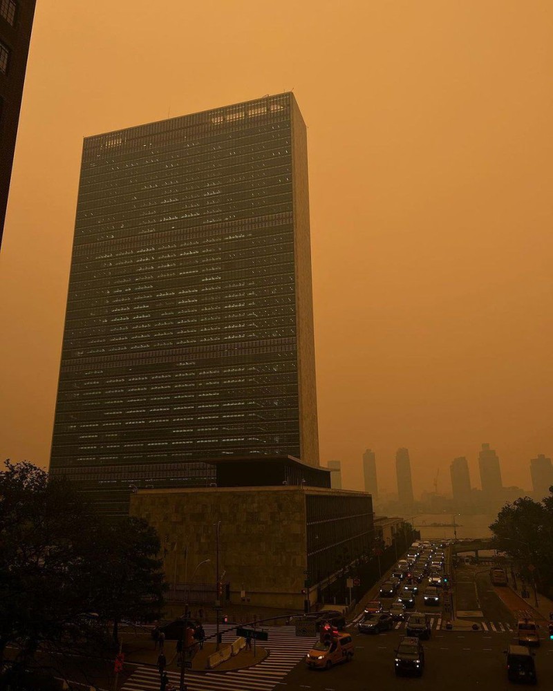 “스모그에 휩싸인 뉴욕 유엔본부 건물, 기후대응 실패 상징”