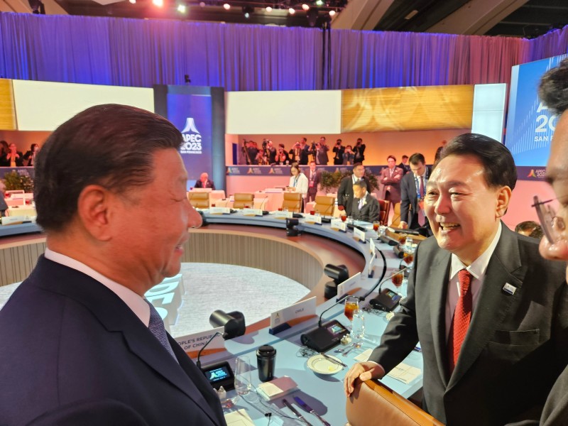 尹<b>대통령</b>, APEC 정상회의서 <b>시진핑</b> 中 주석과 웃으며 대화