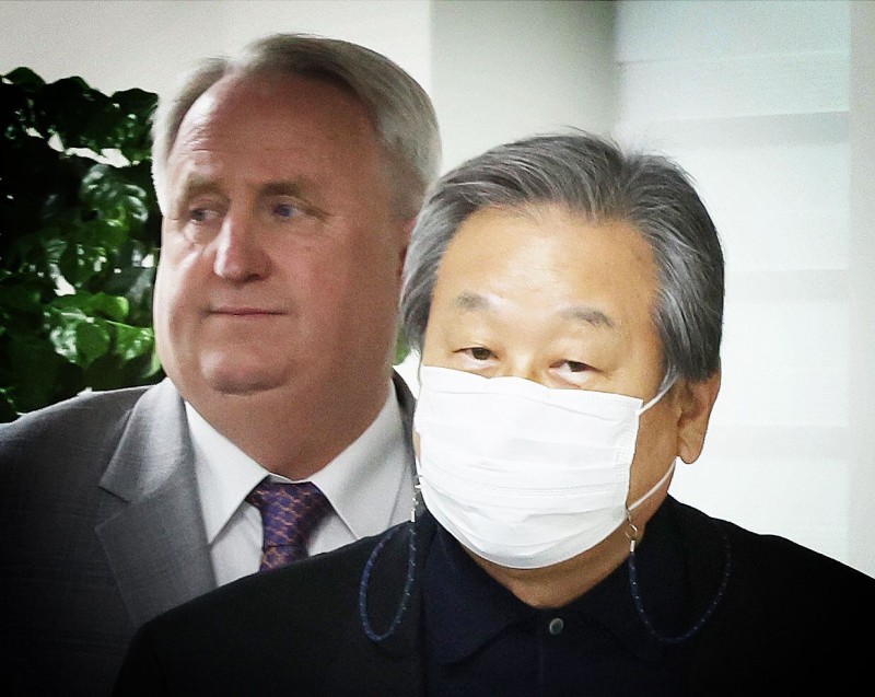 <b>김무성</b> “<b>대통령</b> 주변에서 권력 독점한 사람들 몸 던져야”