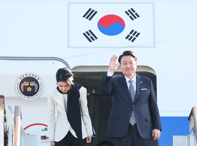 尹<b>대통령</b>, <b>영국 국빈 방문</b> 위해 출국...프랑스서 ‘엑스포 유치전’도