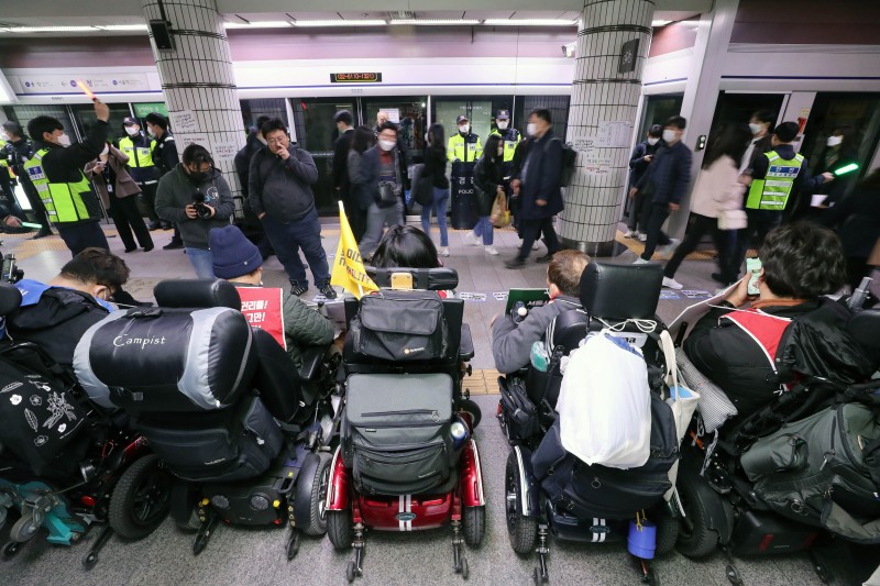 <b>오세훈</b>, 시위 재개 <b>전장연</b>에 “출근방해는 사회적 테러”… 강경 대응 예고