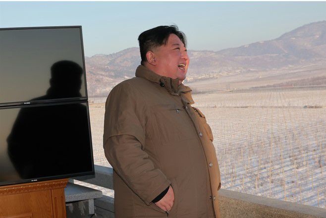北 <b>김정은</b> “적 핵도발에 주저 없이 핵공격 <b>불사</b>하겠다”