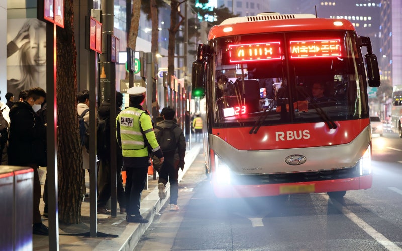 오세훈 사과한 ‘퇴근길 <b>대란</b>’…서울시, <b>명동</b> 광역<b>버스</b> 노선 대폭 조정
