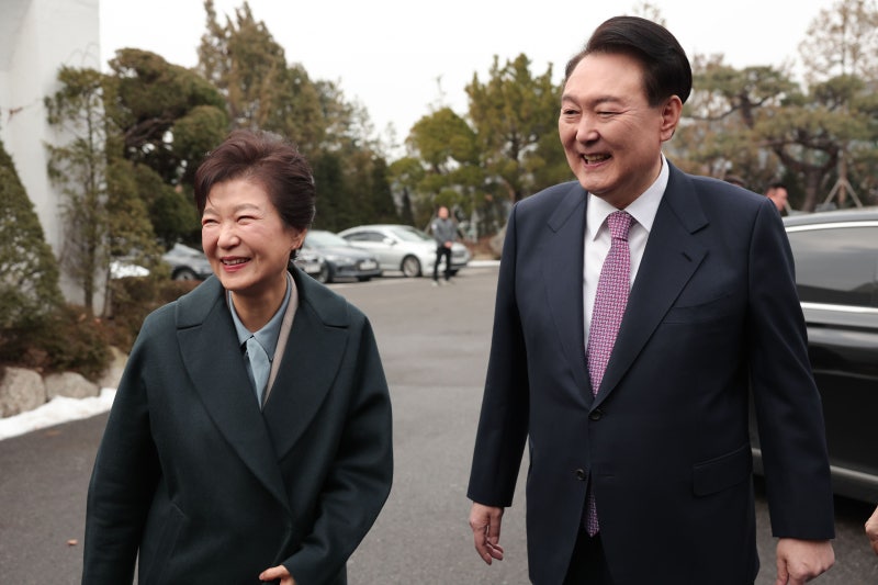 尹<b>대통령</b>, <b>생일</b> 맞은 <b>박근혜</b> 전 <b>대통령</b>과 축하 통화