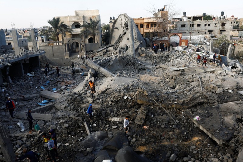 <b>이스라엘</b>軍, 가자 인구 절반 머무는 라파 공습… “50명 넘게 사망”