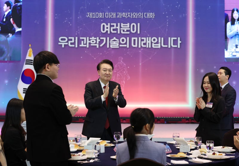 尹<b>대통령</b>, ‘<b>미래 과학자</b>들’과 오찬... “세계 과학 기술 선도해 나가야”