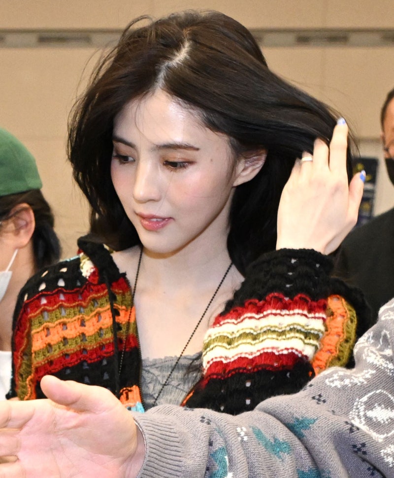 <b>한소희</b>, 왼손 약지에 <b>반지</b> 끼고 귀국… <b>류준열</b>과 180도 다른 입국길