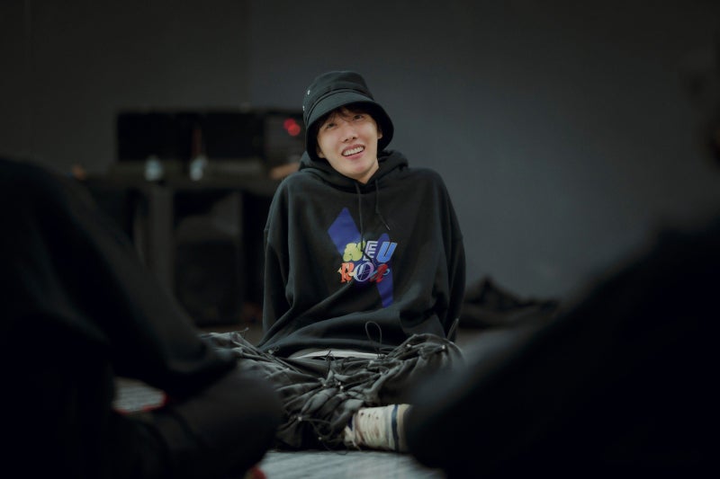 BTS <b>제이홉</b>, 성수동에 떴다…팝업서 작업실 재현