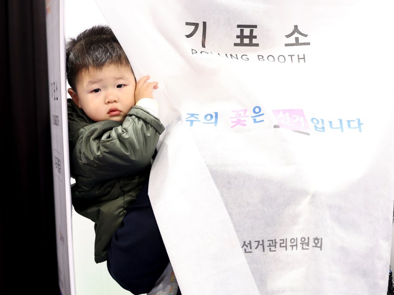 사전투표 <b>첫날</b>… 9시 사전<b>투표율</b> 2.19%