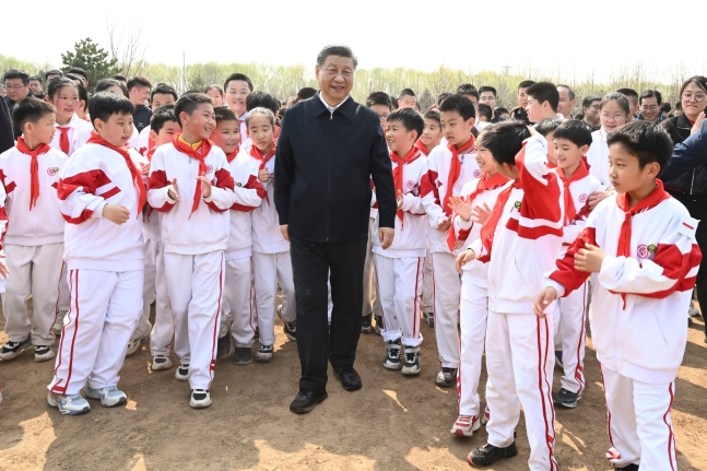 시진핑 중국 국가주석이 지난 3일 베이징 퉁저우 지역의 산림 공원에서아이들과 함께 걷고 있다. 중국에서는 소아 비만이 사회적 문제로 떠오르고 있다. /신화통신=연합뉴스