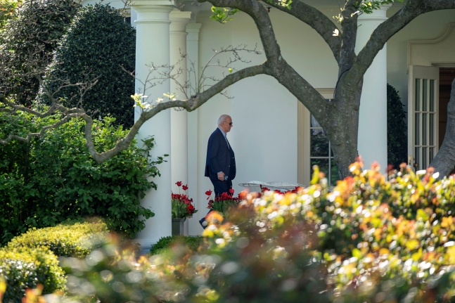 조 바이든 미국 대통령이 13일(현지 시각) 미국 워싱턴 백악관 집무실로 걸어가고 있다. 바이든 대통령은 이란의 이스라엘에 대한 드론 발사 이후 델라웨어주 윌밍턴에서 백악관으로 돌아왔다. / 로이터 