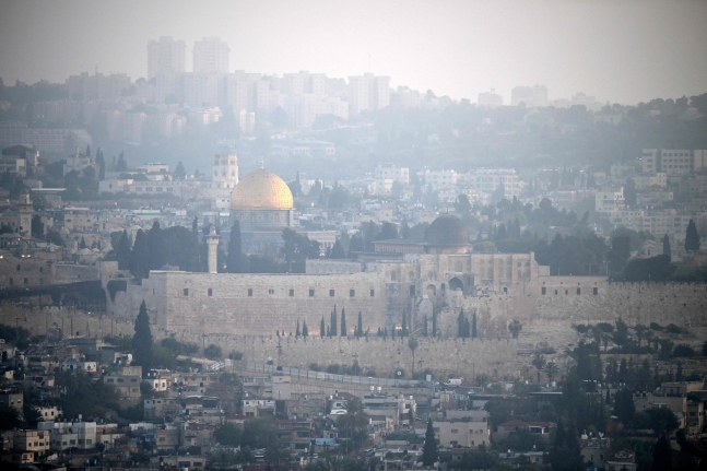 이란이 이스라엘에 드론과 미사일 공격을 가한 후인 14일 새벽, 예루살렘 구시가지의 전경. / AFP 연합뉴스 