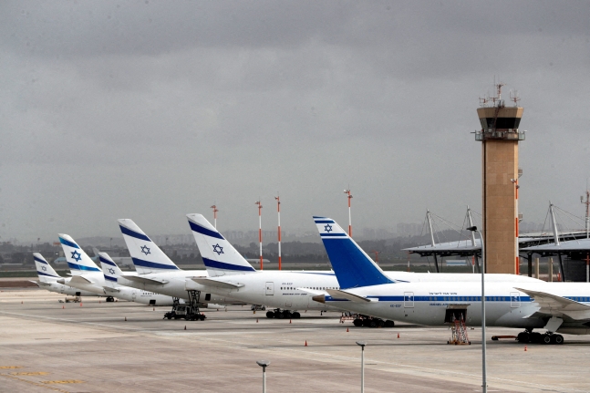 이스라엘 텔아비브 근처 벤 구리온 국제공항 활주로에서 서 있는 엘 알 이스라엘 항공 비행기. / 로이터 