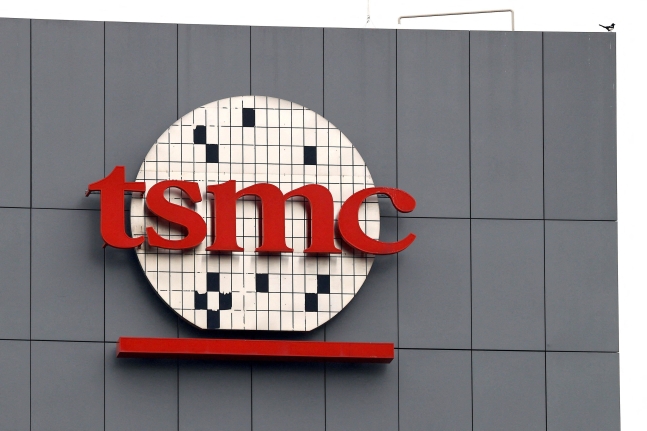 세계 최대 파운드리(반도체 수탁생산) 업체인 대만 TSMC 로고. / 로이터 