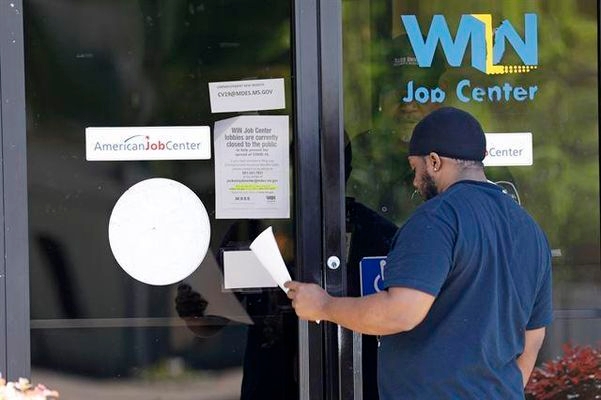 미국 미시시피주 노스잭슨에서 한 남성이 구직 센터에서 실업수당 신청서를 들고 있다./연합뉴스 