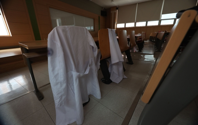 지난 15일 비대면으로 수업을 재개한 대구 한 의과대학 강의실이 조용한 모습을 보이고 있다. /연합뉴스