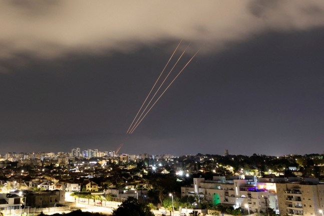 이란이 이스라엘을 향해 드론과 미사일을 발사한 지난 14일(현지시각) 이스라엘의 미사일 방어 시스템 '아이언 돔'이 요격에 나선 모습. /로이터·연합뉴스