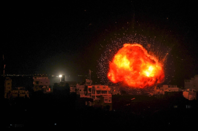 지난달 26일(현지 시각) 가자지구 남부 라파에서 이스라엘군의 폭격으로 시뻘건 화염이 솟구치고 있다. /AFP 연합뉴스