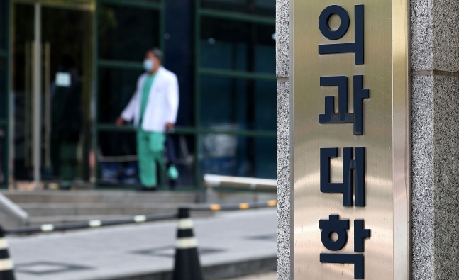 정부의 '의대 증원 관련 특별 브리핑'이 진행된 19일 오후 서울의 한 의과대학에서 의사가 지나가고 있다. /뉴스1