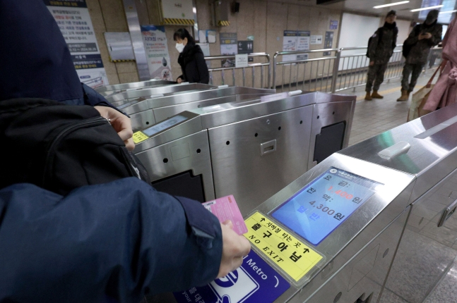 지하철을 이용하려는 시민이 개찰구에 교통카드를 찍고 있다. /뉴스1