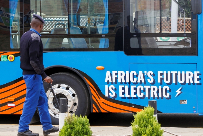2022년 10월 19일 케냐 나이로비의 그린 파크 종점에서 한 경찰관이 전기차 제조업체 로앰이 조립한 전기 대중교통 버스 옆을 지나가고 있다. /로이터