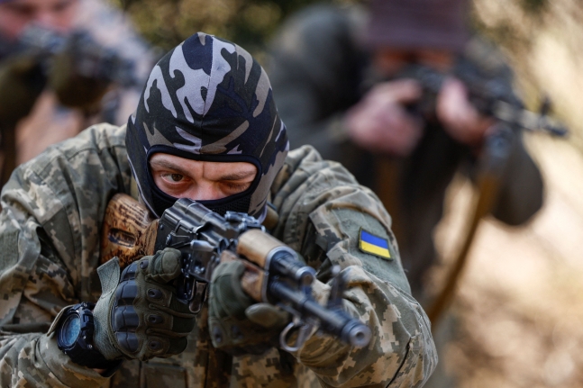 지난달 우크라이나군 입대를 희망하는 예비 신병이 기초 훈련을 받고 있다./로이터연합뉴스 