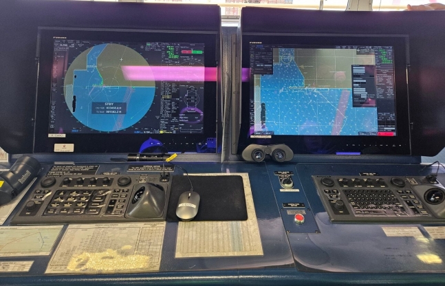 HMM 함부르크호에 탑재된 전자해도표시시스템(Electronic Chart Display and Information System·ECDIS)과 선박용 레이더(marine radar). 좌측 모니터가 ECDIS, 우