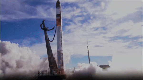 국내 최초의 '양산형 초소형 군집위성 1호' 발사 장면. 24일 오전 7시 32분 뉴질랜드 마히야 발사장에서 발사돼 오전 8시 22분 위성 사출이 정상적으로 이뤄졌다. 오전 11시 56분 한국항공우주연구원 지상국과 