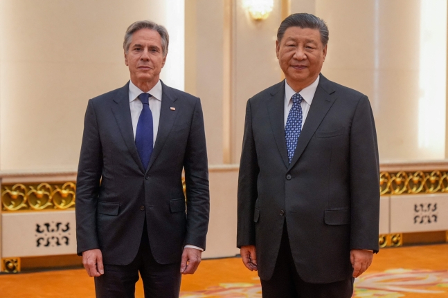 시진핑(오른쪽) 중국 국가주석이 토니 블링컨 미국 국무장관과 26일 중국 베이징에서 만났다./AFP 연합뉴스