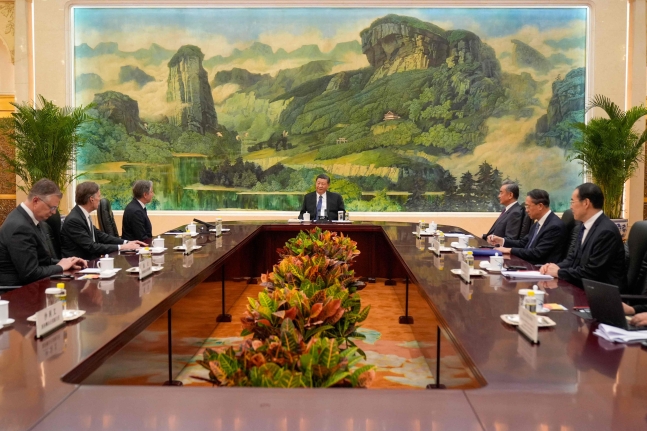 시진핑(가운데) 중국 국가주석이 26일 중국 베이징에서 토니 블링컨(왼쪽 줄 첫번째) 미국 국무장관과 면담하고 있다./AFP 연합뉴스