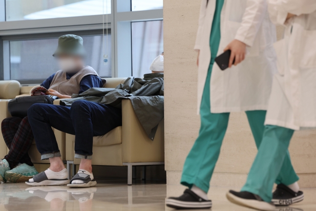 의료공백 사태가 장기화하고 있는 가운데 26일 서울 시내 한 대학병원 내원객이 의자에 앉아 휴식하고 있다.    의료계에 따르면 전국의과대학교수 비상대책위원회는 이날 오후 '주 1회 휴진'을 안건으로 9차 온라인 총