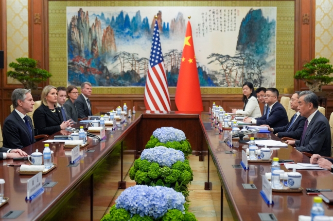 중국을 방문한 토니 블링컨 미국 국무장관(왼쪽 첫번째)이 이달 26일 베이징 댜오위타이 국빈관에서 왕이 중국 외교부장(오른쪽 첫번째)과 회담하고 있다. /연합뉴스