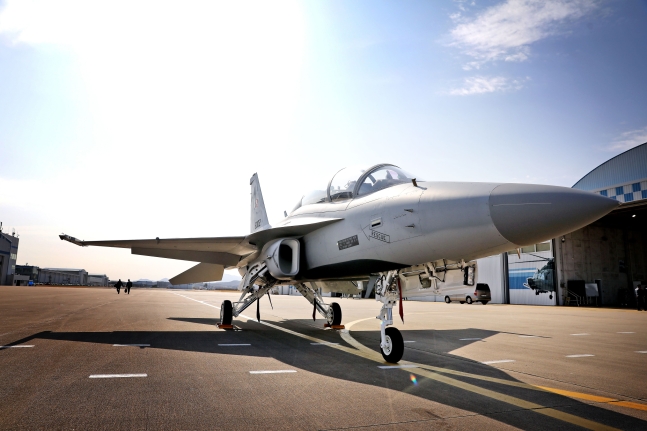 지난해 6월 경남 사천 한국항공우주산업(KAI) 본사에서 열린 '폴란드 수출형 FA-50 1호기 출고식'에서 FA-50GF가 이동하고 있다. /KAI 제공