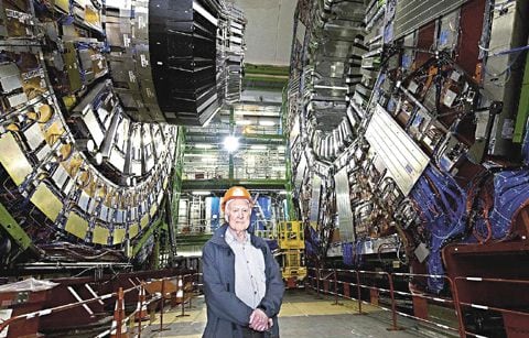 영국 물리학자 힉스 박사가 자신이 예측한 힉스 입자를 검출한 유럽입자물리연구소의 강입자가속기를 둘러보고 있다./CERN