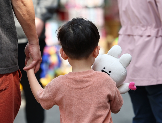 가정의 달을 맞은 1일 서울 종로구 창신동 문구·완구 거리에서 한 어린이가 인형을 안은 채 걸어가고 있다. /연합뉴스