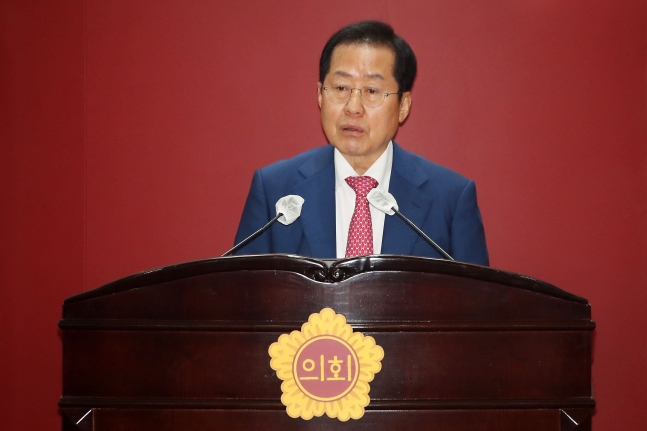 홍준표 대구시장이 지난달 22일 오전 대구시의회에서 열린 제308회 임시회에 참석했다. /뉴스1