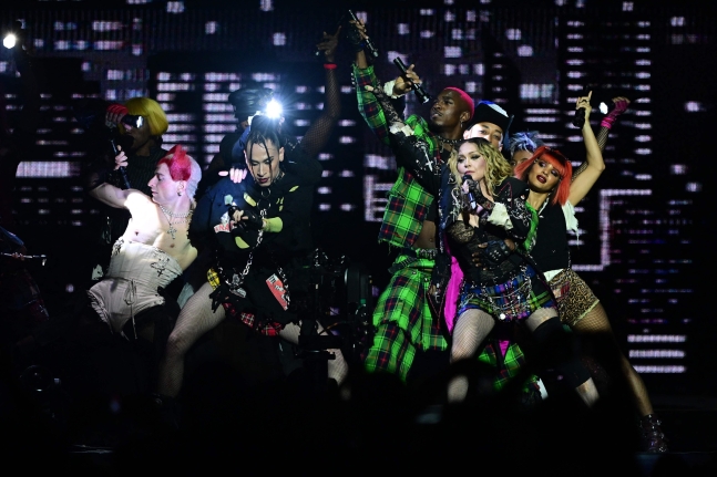 브라질 리우데자네이루서 공연하는 '팝의 여왕' 마돈나. /AFP 연합뉴스