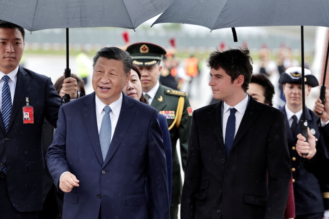 5일(현지 시각) 시진핑 중국 국가주석이 부인 펑리위안 여사와 함께 파리 오를리 공항에 도착해 가브리엘 아탈 프랑스 총리의 영접을 받고 있다. /로이터 연합뉴스